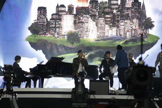 吴亦凡跨年唱两首歌 想撕邓超李晨名牌