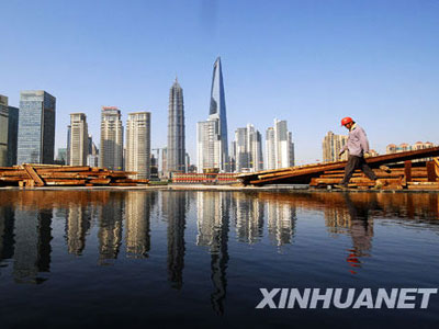 6月25日拍摄的改造建设中的上海十六铺码头亲水平台。新华社发（钮一新 摄）