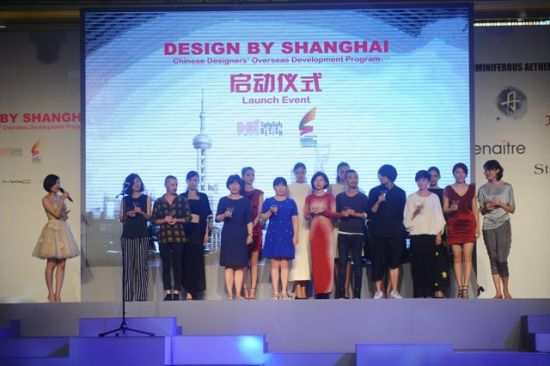 到场嘉宾与设计师共同举杯预祝Design by Shanghai伦敦站成功举办