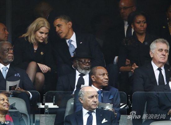 在曼德拉追悼大会上，托宁-施密特和奥巴马亲密互动