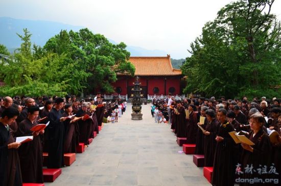 居士和信众在殿外参加法会