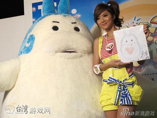 《吞食天地3 Online》代言人豆花妹蔡黃汝,與巨型“巴豆妖”玩偶合影,手中是豆花妹今天親手繪制要送給冬粉的“巴豆妖”手稿。_臺灣遊戲網 《吞食天地3 Online》代言人豆花妹蔡黃汝,與巨型“巴豆妖”玩偶合影,手中是豆花妹今天親手繪制要送給冬粉的“巴豆妖”手稿。_臺灣遊戲網