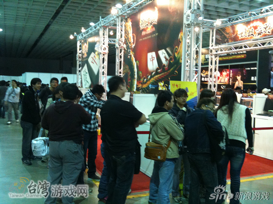 《竞技麻将Online》现场送钱不手软,让排队的民众甘之如饴_台湾游戏网 《竞技麻将Online》现场送钱不手软,让排队的民众甘之如饴_台湾游戏网