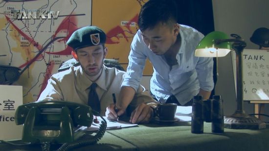 導演給MIKE隋現場講戲中