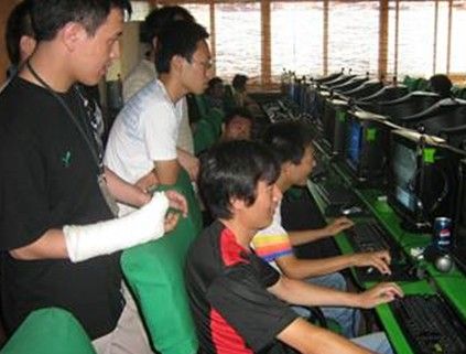 围观人群里还有伤员