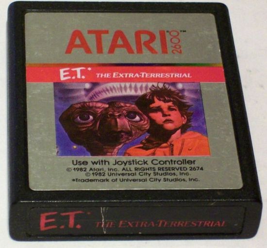 传说中的《E.T。外星人》，由于过度生产而产生的高昂制作费用和媒体对其失败的大肆宣扬，最终成为压死雅达利的最后一根稻草。