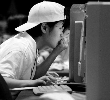 熊孩子沉迷网游 手机转账买游戏装备_玩家资讯