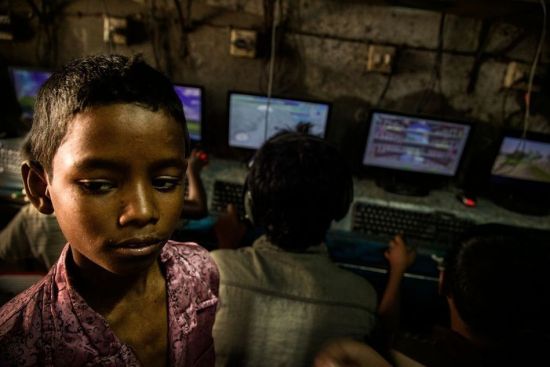 孟加拉国都:生活再穷孩子也要打游戏_玩家资讯