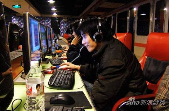 网瘾男子吸毒 网吧内拉民警做粉丝被强制戒毒