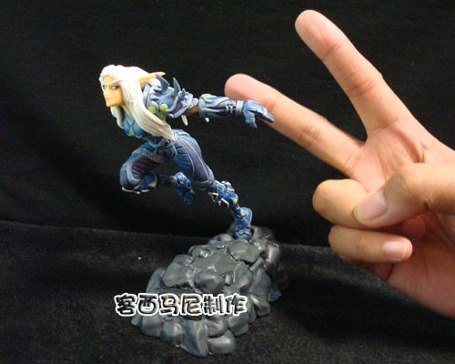 疾跑中的暗夜女盗贼