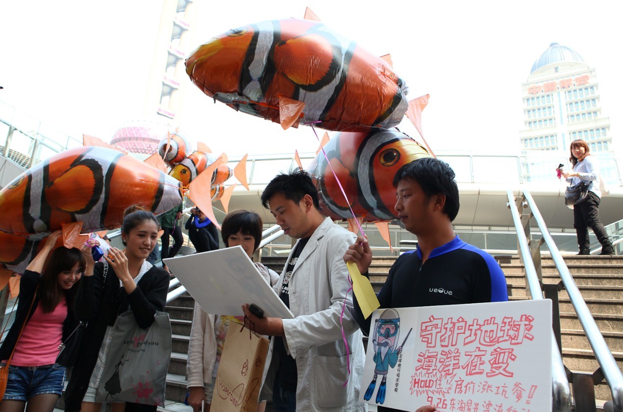 志愿者街头倡关注海平面上升雷人标语_星辰变