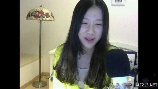 首页1 2 3 4 下一页 共4页 提示:支持键盘 键翻页 MISS 真名韩懿莹,第一代电竞女选手,LOL圈中第一美女解说,号称千万级身价的女主播。在撸圈中,广受诸多宅男们的喜爱,是无数女朋友的网络死敌。最早出身于魔兽争霸3的她,自然是实力与美型兼备,与小苍并称撸圈两大电竞女战神。