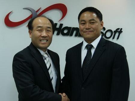 韩光软件公司董事长(左)与T3娱乐CEO(右)握手