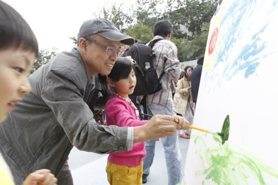 中国美术家协会代表孙景波与小朋友互动绘画