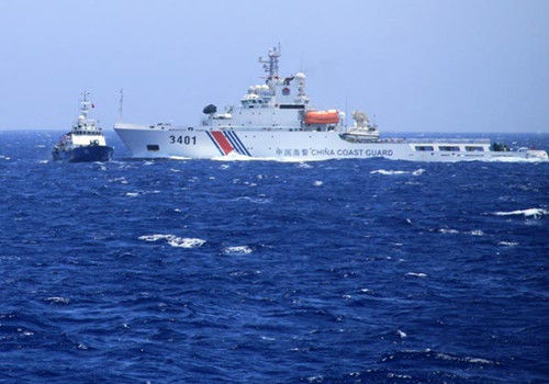 近日，中越南海对峙局势紧张。图为中国海警3401舰与越南船擦肩而过。（图片来源：新华网）