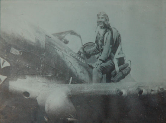 王延洲和他驾驶的战斗机,飞机上标明打下日本