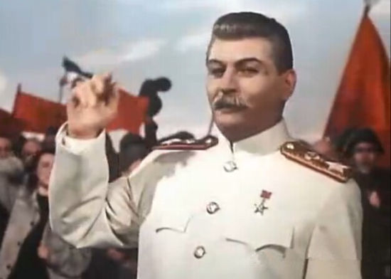 苏联宣传片中接受欧洲各民族代表致敬的“高仿”斯大林