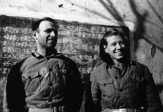 1948年,柯马凯的父母作为来华协助抗战的英国共产党,在晋冀鲁豫解放区工作。