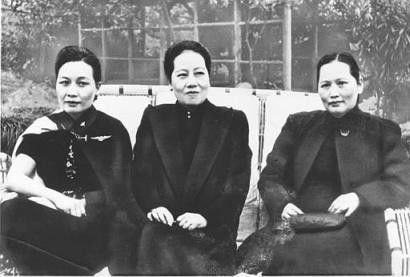 三姐妹合影，左起：宋美龄、宋蔼龄、宋庆龄
