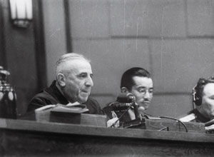 1946年，韋伯和梅汝璈（右）在東京審判現場。