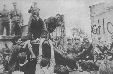 柏林墙的倒塌:他们心中都有一座监狱_历史频道_新浪网