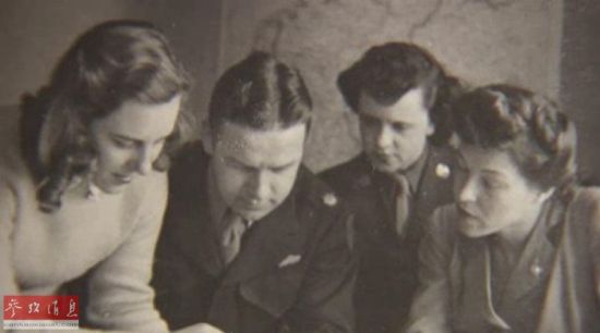 图为二战时期，贝蒂(左一)与同事正在工作。