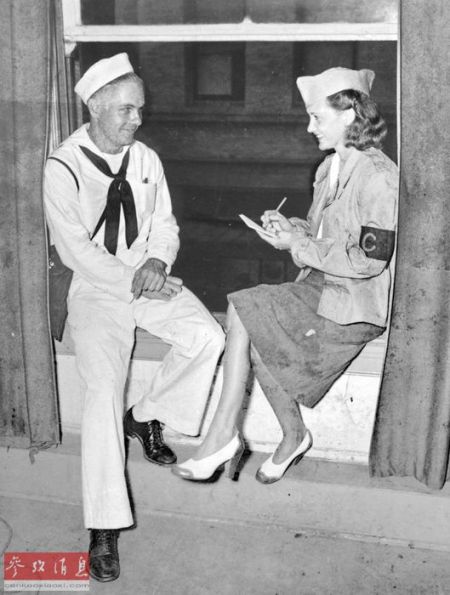 图为珍珠港事件后，贝蒂采访一位水兵以撰写相关新闻报道。