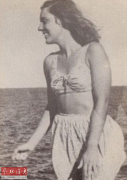 图为年轻时在海边嬉戏的桃乐丝。