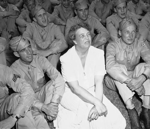 1942年6月12日,白宫南草坪,美国第一夫人埃莉诺·罗斯福与400名士兵一