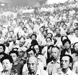 图片说明:1987年,台湾大陆探亲说明会,会中有大批国民党退伍军人