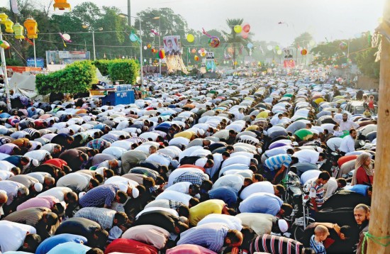 8月7日,埃及穆斯林在斋月中进行祷告.