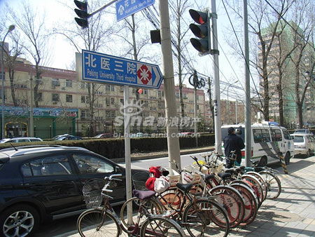 北医三院指示牌