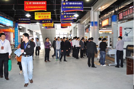 南通如东县政府考察团考察虎门国际服装机械城