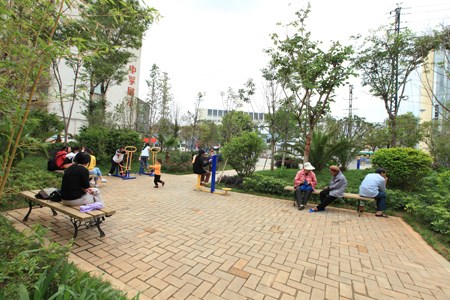 俊发地产建成环城北路绿化小广场已向市民开放