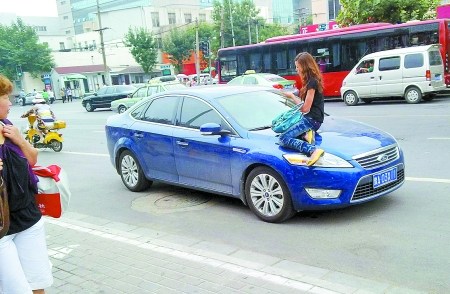 房屋买卖产生纠纷 郑州一中介当街爬上房主车