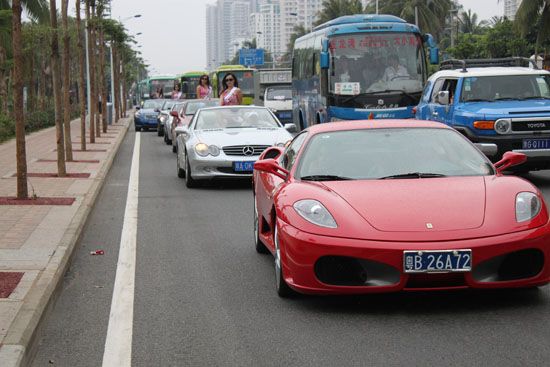 鸿洲名车俱乐部顶级跑车巡游三亚助力海天盛