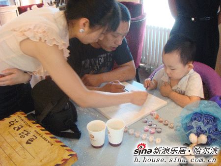 图为业主父子其乐融融画油画
