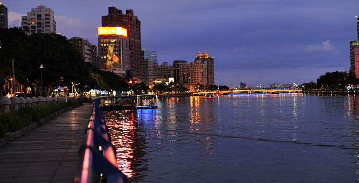 夜游爱河