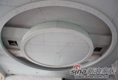 中间的圆形吊顶,红蚂蚁采用的是多层石膏板安