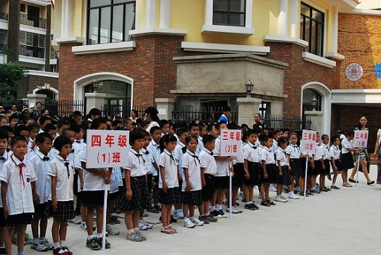 普罗旺斯小学位处普罗旺斯五期"向日葵庄园"内,是南宁仅有的2处国家