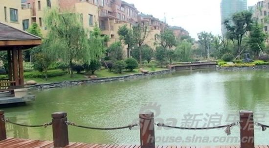 华丰紫郡:江都首创220米中心溪流景观带_华丰