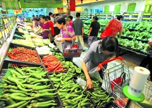 市民在龙津东路的小鲜驿站平价超市里选购平