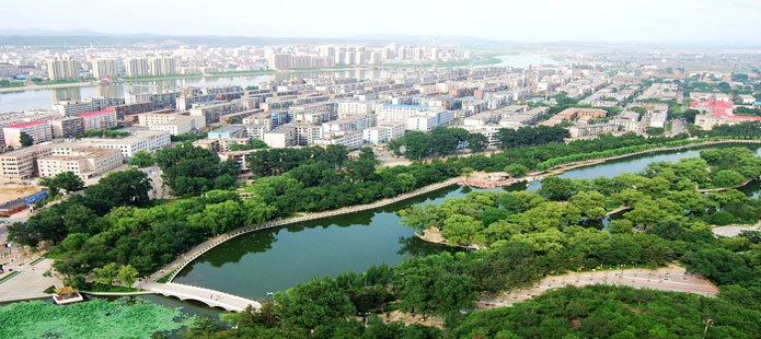 劳动公园位于抚顺市新抚区,地处市中心,园内真山真水,自然条件得天独