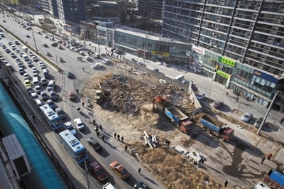 昨日,在曙光西路占道八年的钉子户住房被拆。 昨日,在曙光西路占道八年的钉子户住房被拆。