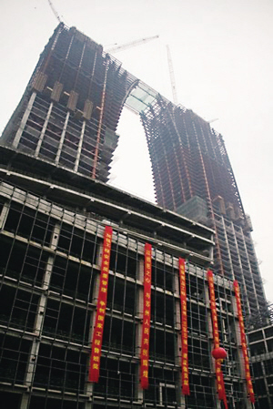 “东方之门”合龙现场 “东方之门”合龙现场