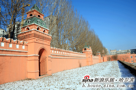 图为白雪遍地的欧亚之窗园区
