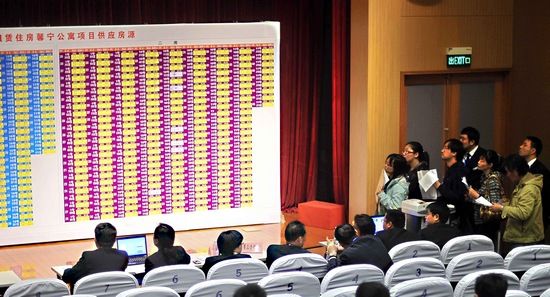 昨天,市筹公租房馨宁公寓首次启动选房,数百套房源信息都贴在墙板上。孙中钦 图 昨天,市筹公租房馨宁公寓首次启动选房,数百套房源信息都贴在墙板上。孙中钦 图