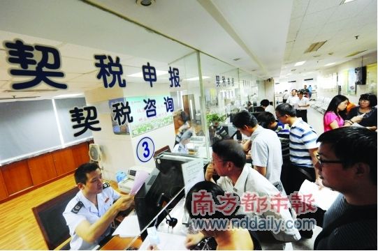 二手房新评估价实施,原本购房者担心会加重购房成本,但目前仅比过往多交千元左右的税费。CFP供图 二手房新评估价实施,原本购房者担心会加重购房成本,但目前仅比过往多交千元左右的税费。CFP供图
