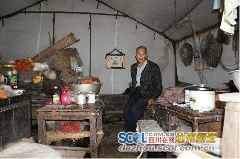 老人在其居住的帐篷中 老人在其居住的帐篷中