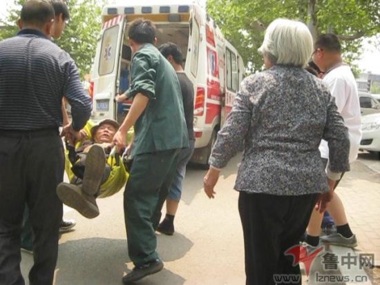 老人摔倒在张店街头 出租车拒载路人伸手相助